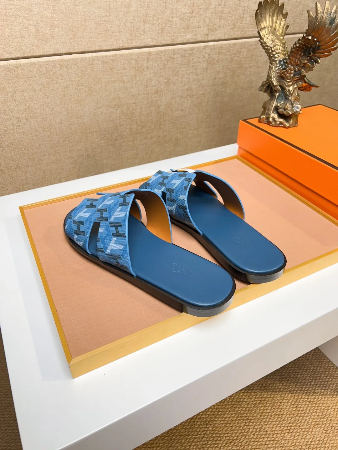 Men's clothing and shoes 💰280 💅💅💅 new arrival. Hermes Hermes official website latest counter synchronized new oran color leather H slippers, the original Paris version flew back to the original model and opened the mold to make it perfectly🍌The highest quality Sincerity, you can enter and leave the counter at will [Deyi] The upper is made of original customized  colored palm prints, crocodile print, ostrich print, colored cow leather, colored cow suede, 🤔 horse hair, 🥳 colored diamonds, 🥰 3D printing, and other genuine leather slippers, imported cow pattern foot pad lining, Italian  latest original genuine leather combination outsole Code number: 38-48 (customized at 46.47.48) Can be made into picture combination sole with genuine leather pattern and ordinary molded outsole